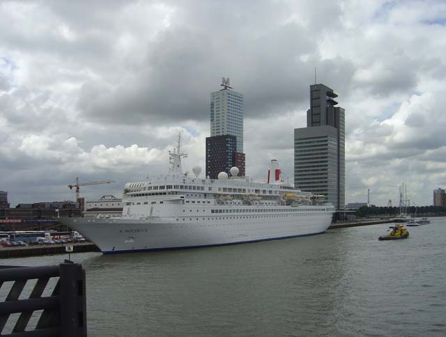 Cruiseschip ms Boudicca van Fred Olsen aan de Cruise Terminal Rotterdam